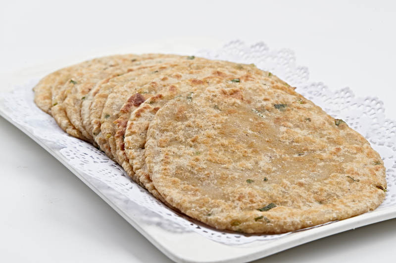 白色瓷盘装的摊野菜饼图片