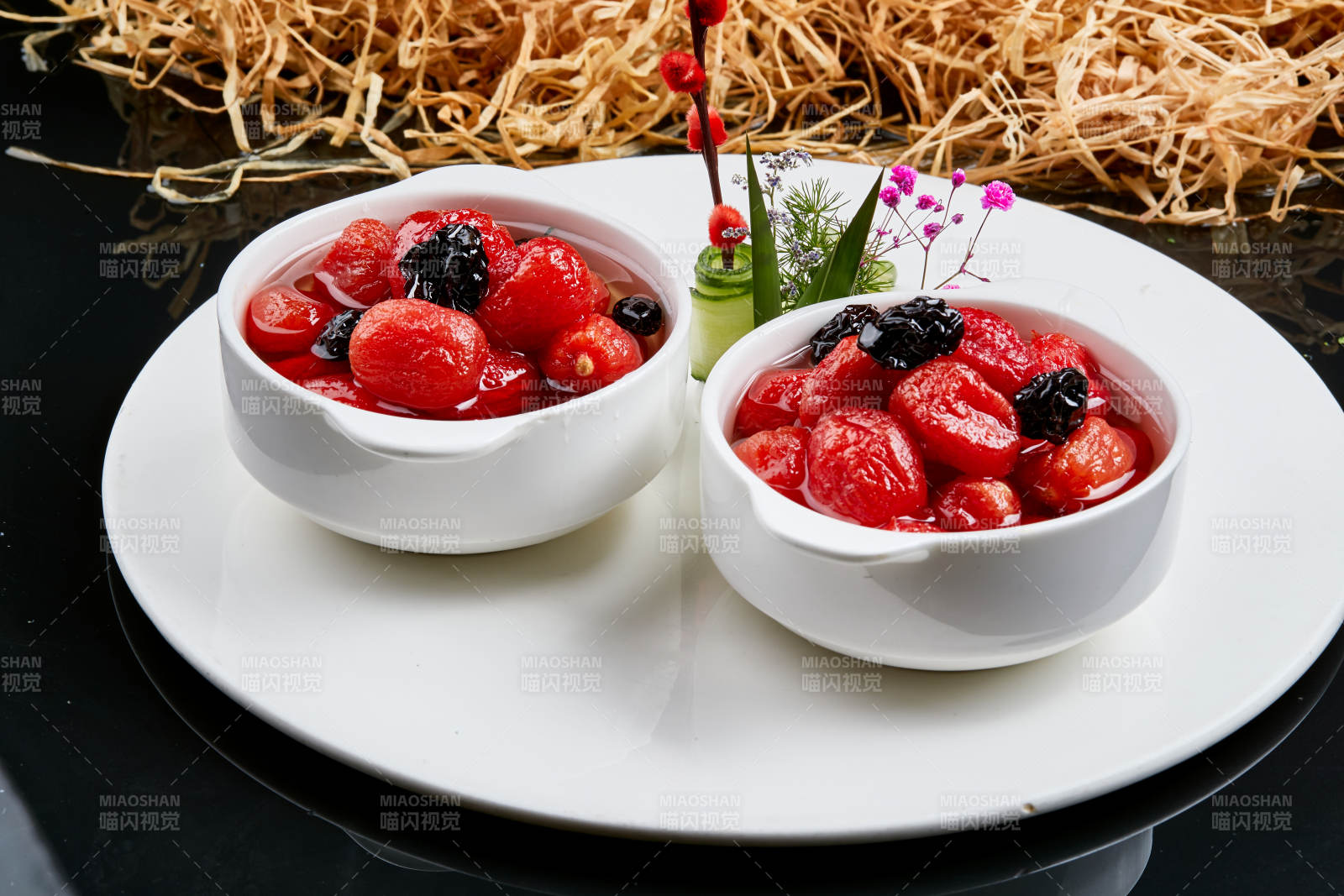 白色瓷碗装的腌渍糖水乌梅圣女果图片