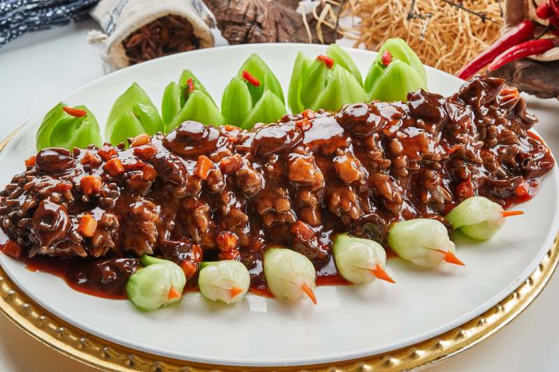 精美餐具装的山珍菌酱寿桃梅花参图片