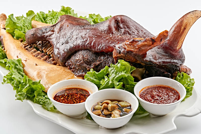 白色瓷盘装的蒙餐卤牛头图片