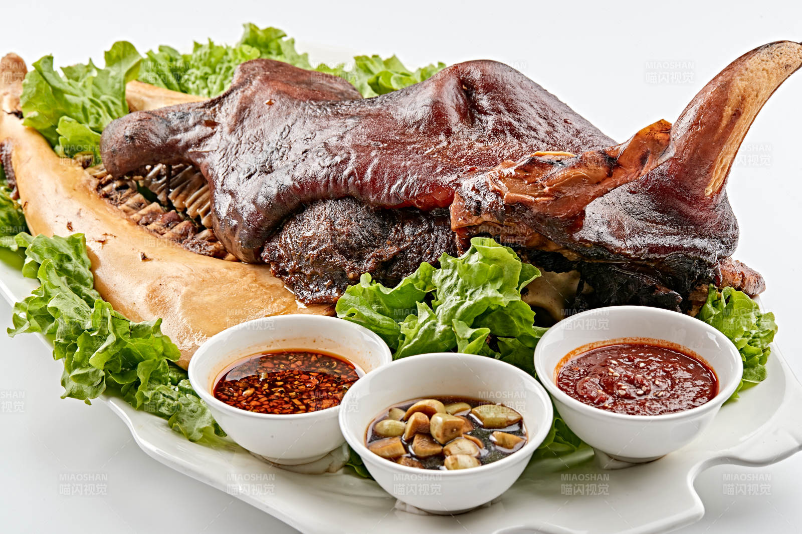 白色瓷盘装的蒙餐卤牛头图片