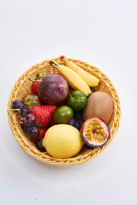 白色背景上摆放的新鲜水果篮图片