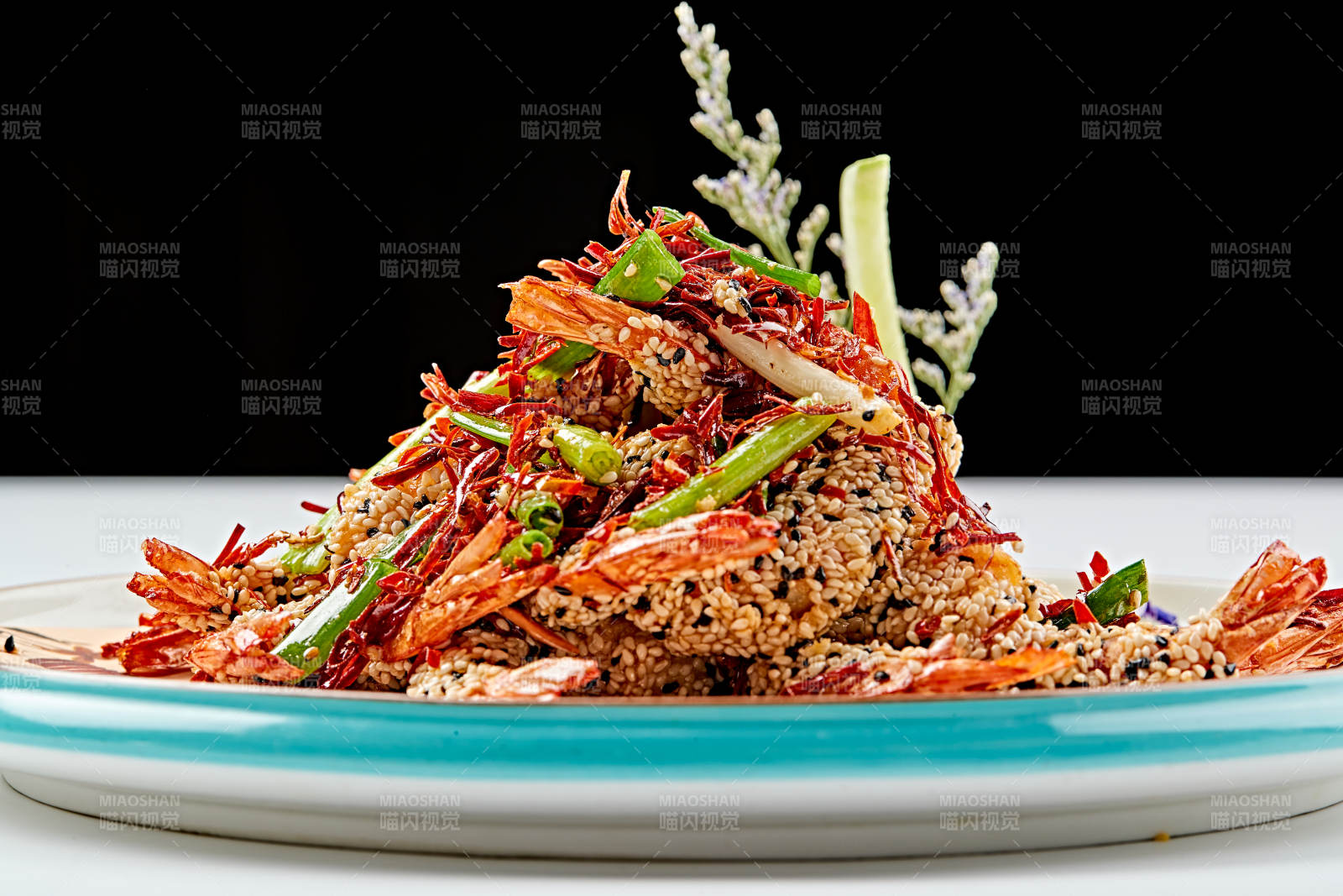 白色瓷盘装的油炸椒盐芝麻深海虾图片