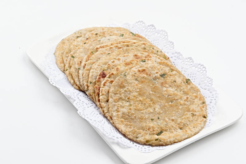 白色瓷盘装的摊野菜饼图片