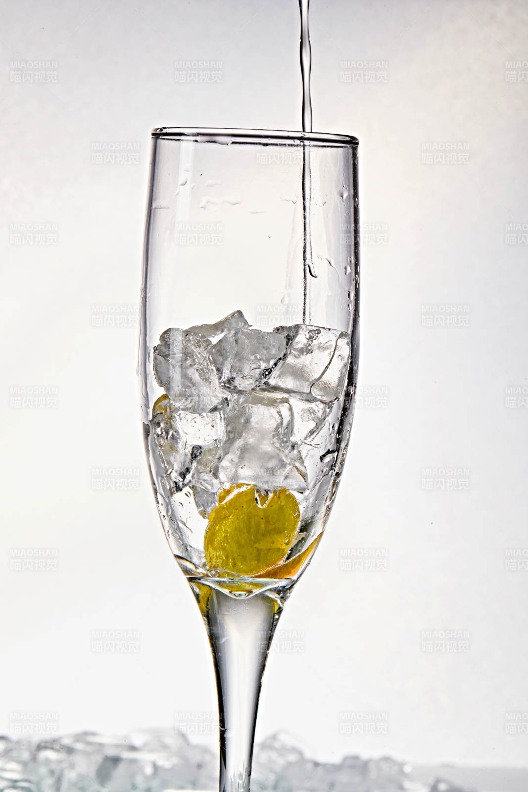 布满冰块的酒杯中的清凉白葡萄味预调酒图片