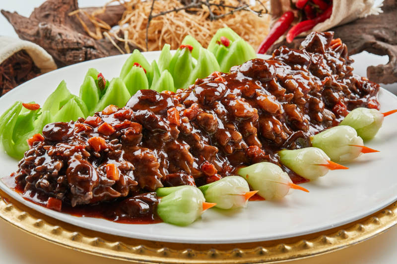 精美餐具装的山珍菌酱寿桃梅花参图片