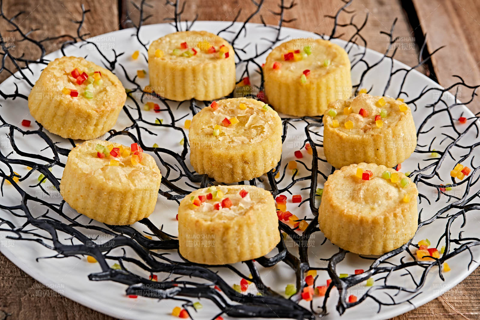 精美餐具装的烘焙土豆泥酥油小月饼图片