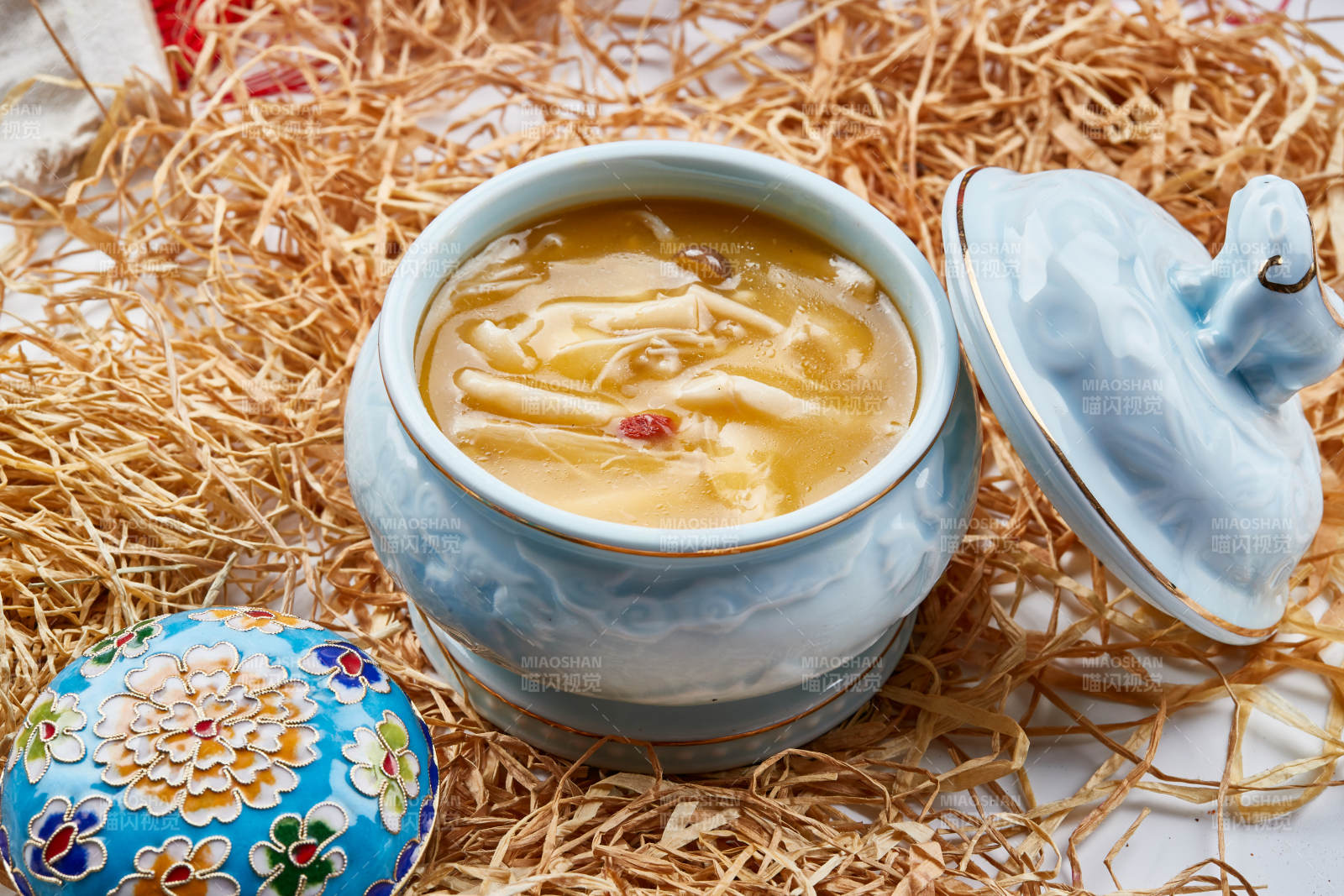 青瓷餐具装的浓汤杂菌佛跳墙图片