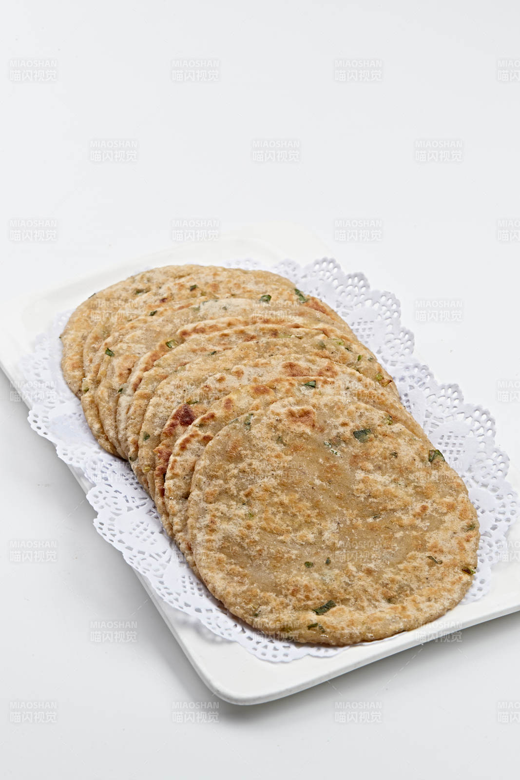 白色瓷盘装的摊野菜饼图片