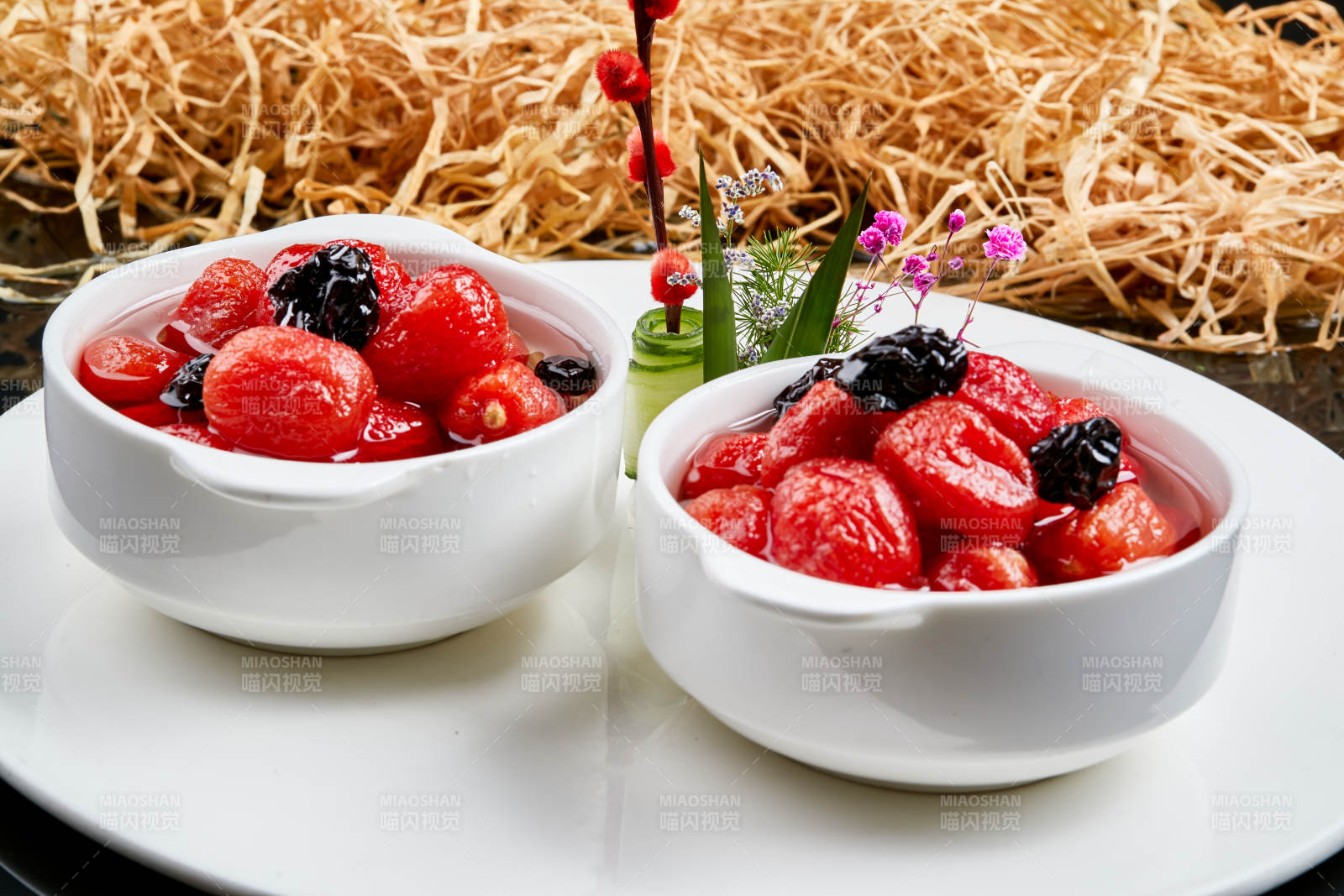 白色瓷碗装的腌渍糖水乌梅圣女果图片
