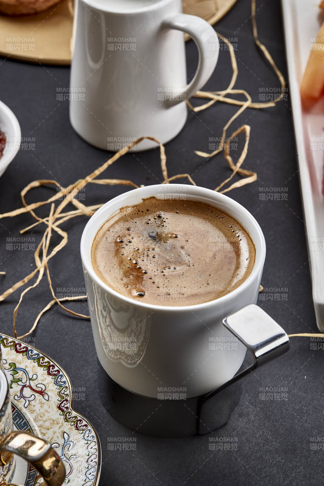 铺满一桌的精致美味英式下午茶图片