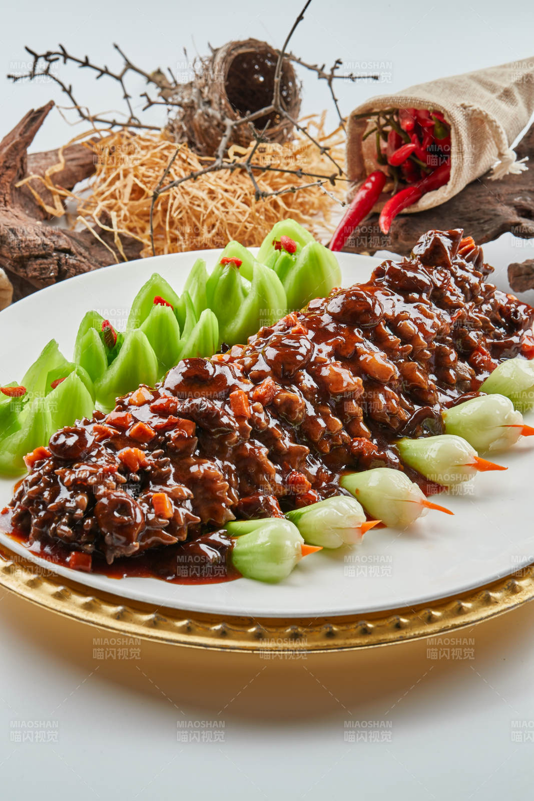 精美餐具装的山珍菌酱寿桃梅花参图片