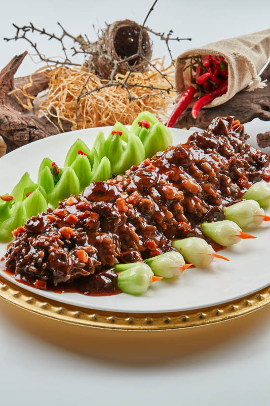 精美餐具装的山珍菌酱寿桃梅花参图片