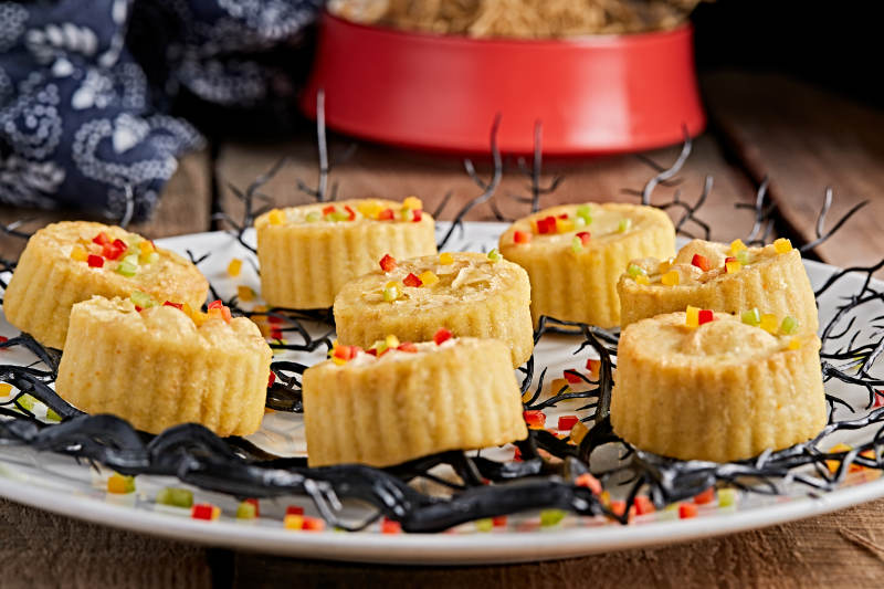 精美餐具装的烘焙土豆泥酥油小月饼图片