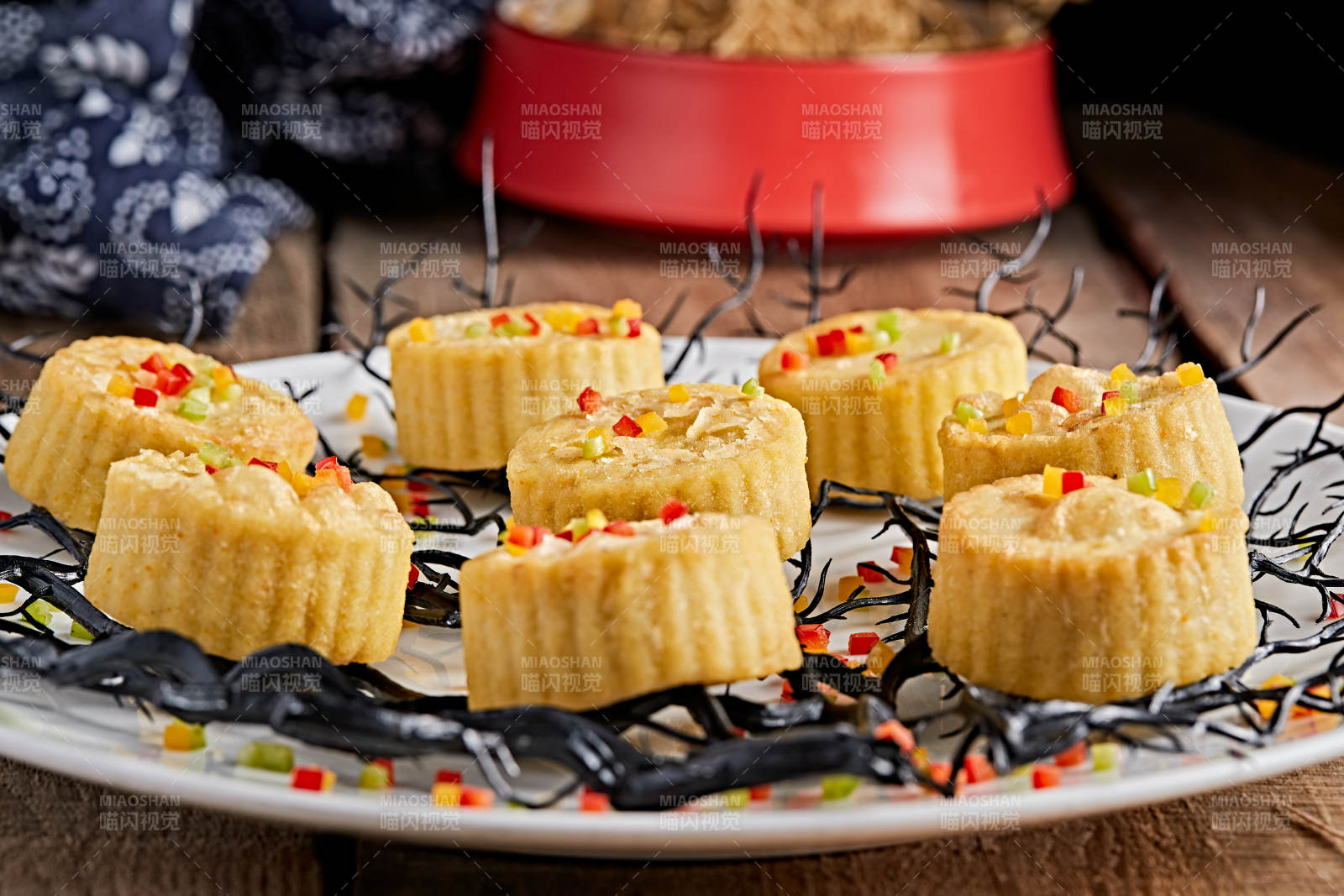 精美餐具装的烘焙土豆泥酥油小月饼图片