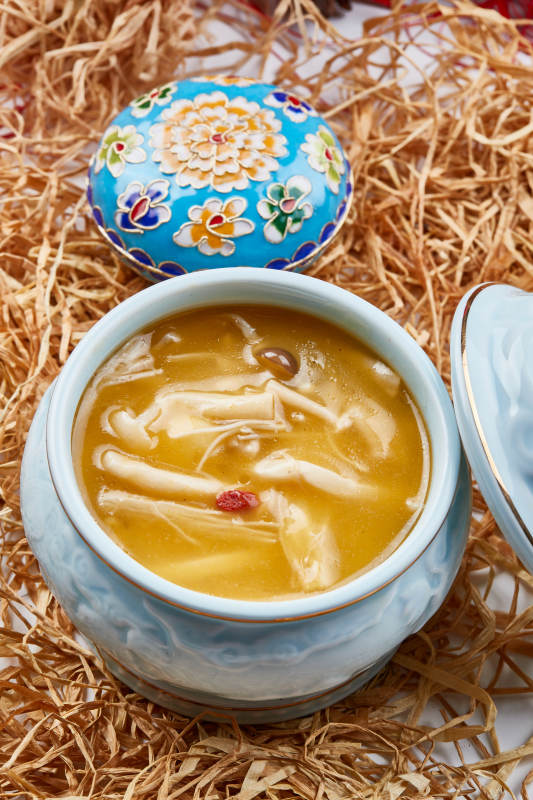 青瓷餐具装的浓汤杂菌佛跳墙图片