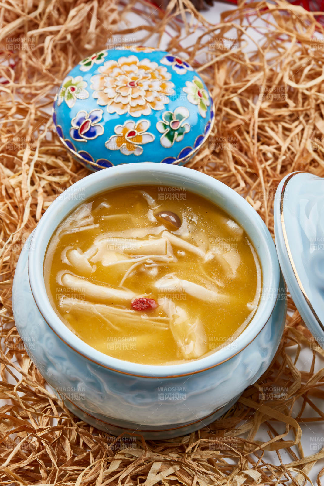 青瓷餐具装的浓汤杂菌佛跳墙图片