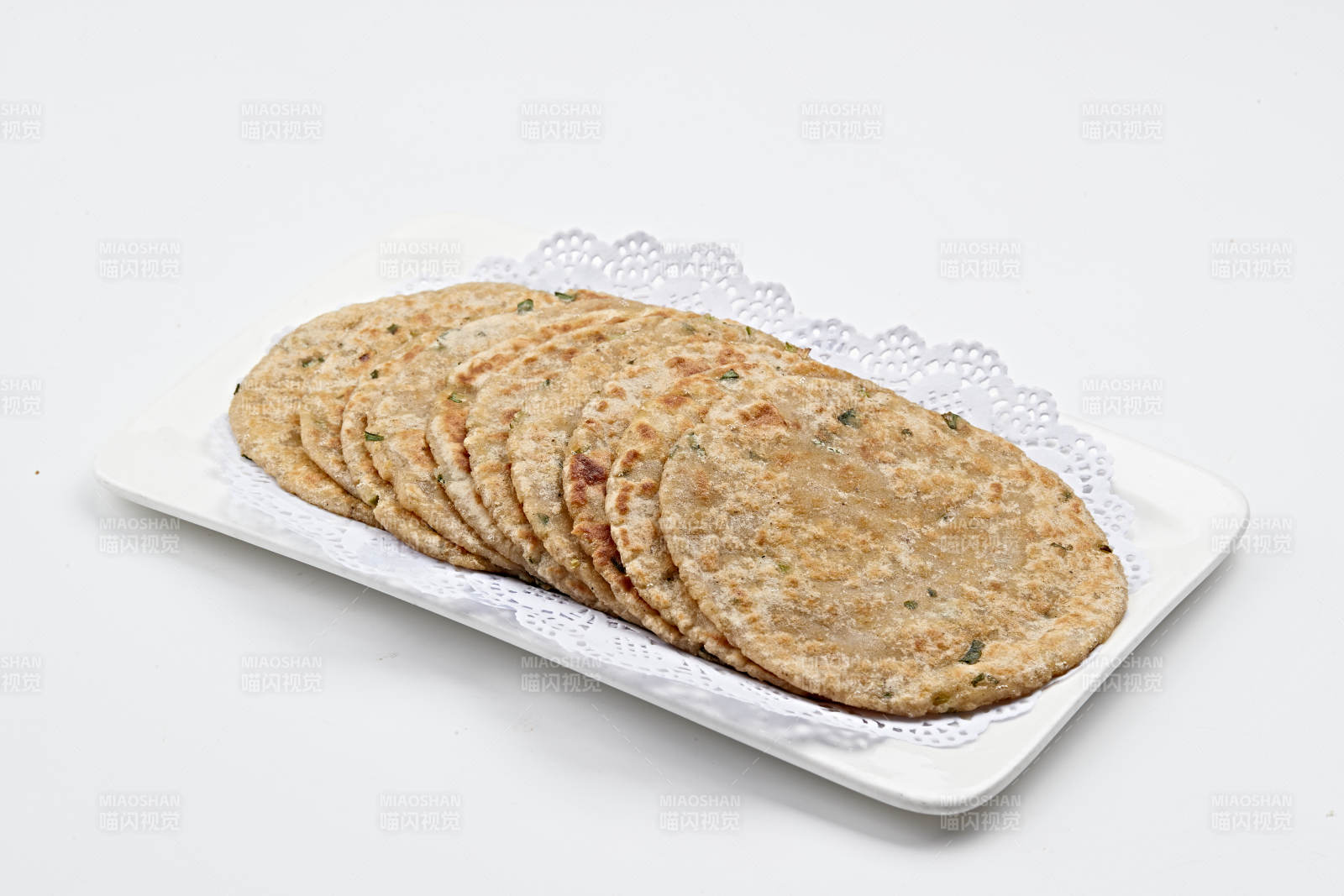 白色瓷盘装的摊野菜饼图片