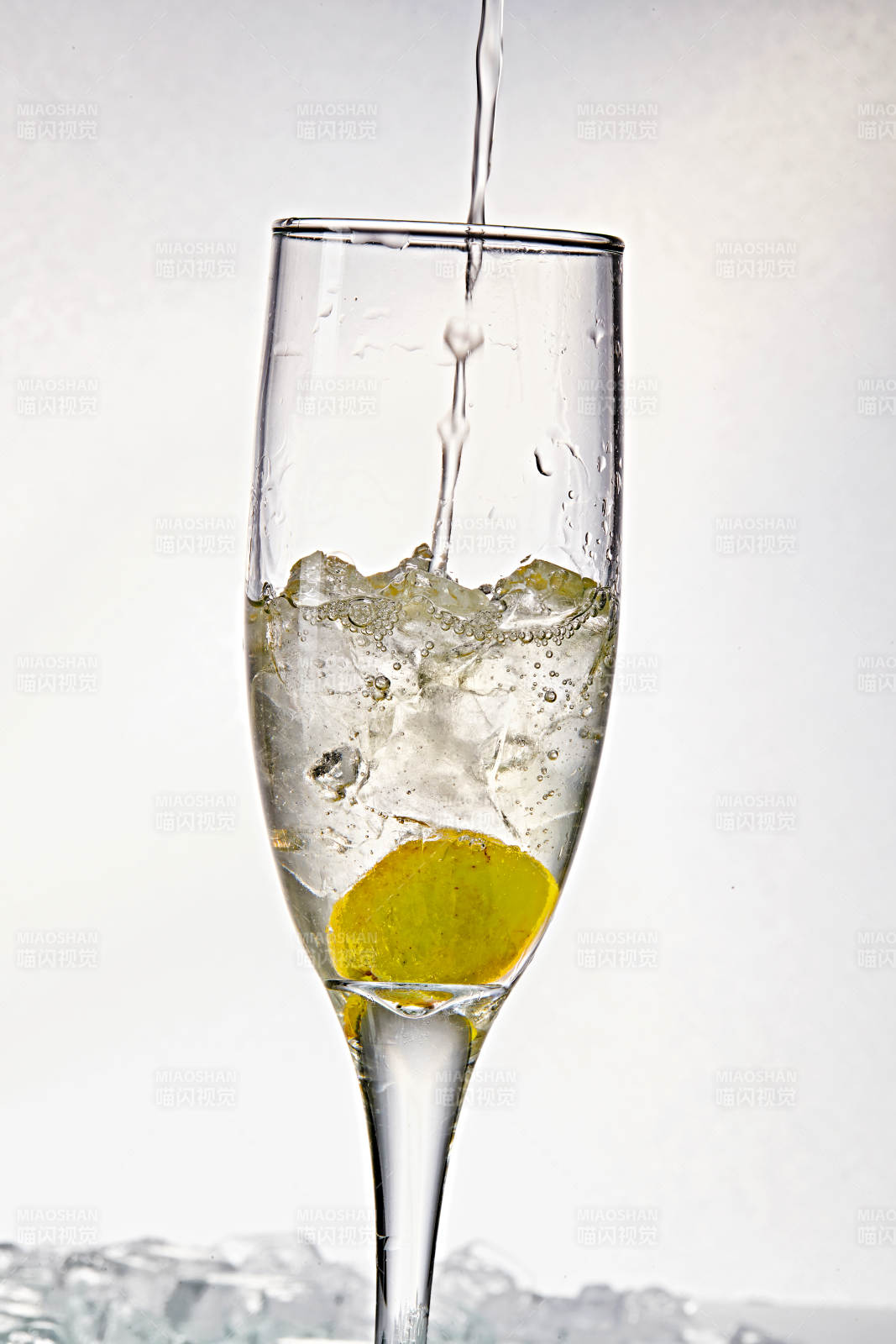 布满冰块的酒杯中的清凉白葡萄味预调酒图片