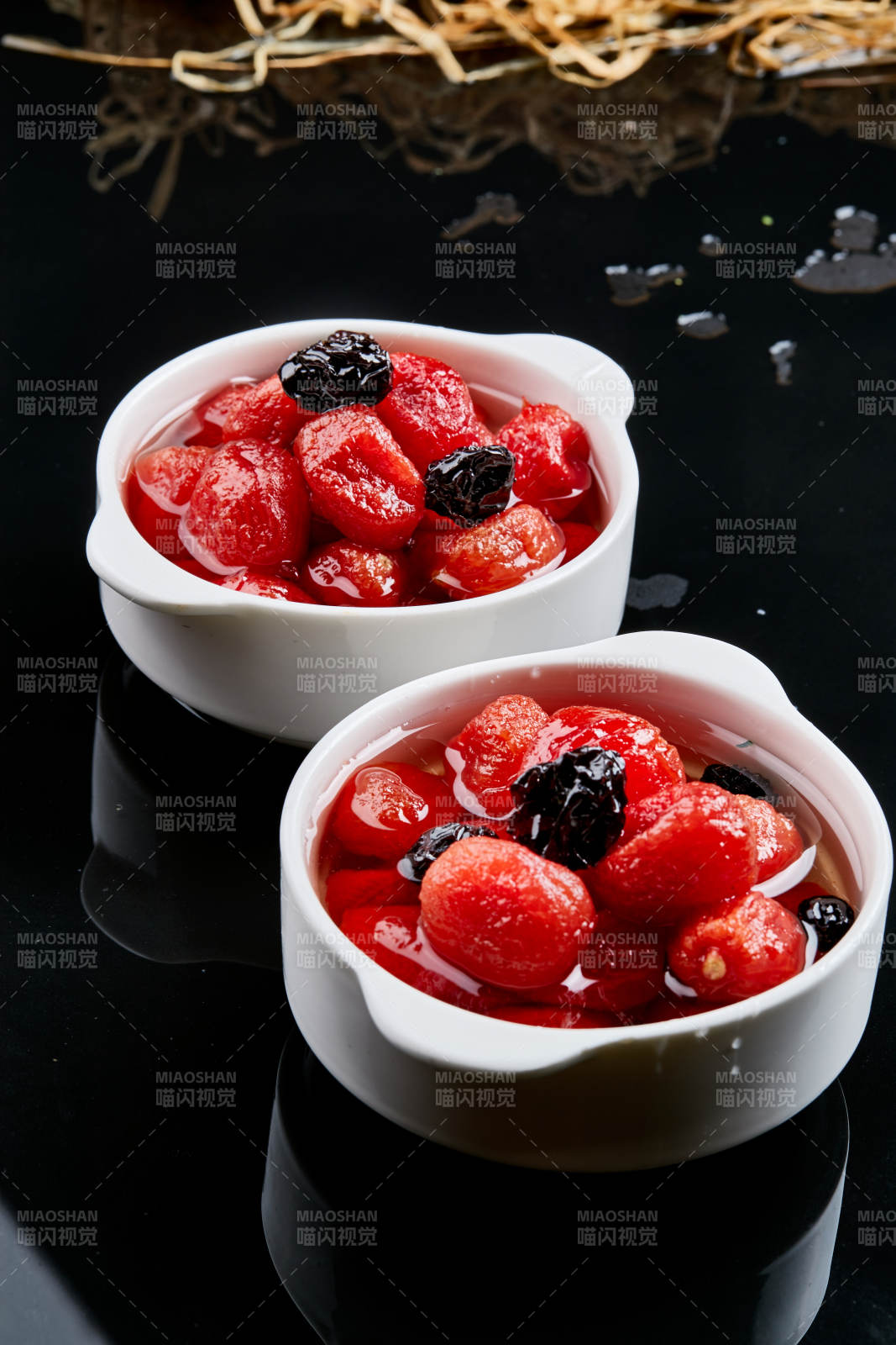 白色瓷碗装的腌渍糖水乌梅圣女果图片