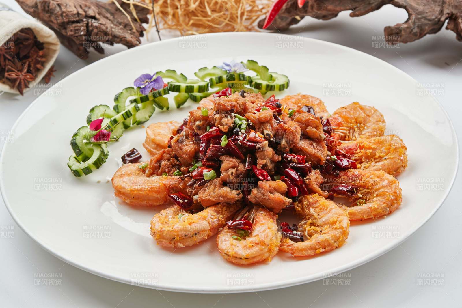 白色瓷盘装的香辣油炸鸡块开背虾图片