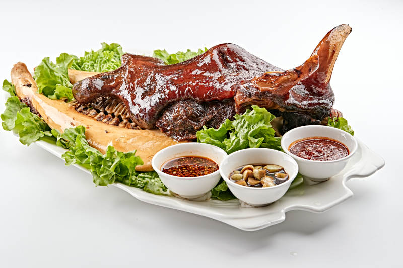 白色瓷盘装的蒙餐卤牛头图片