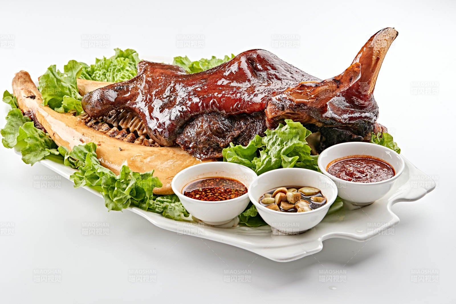 白色瓷盘装的蒙餐卤牛头图片