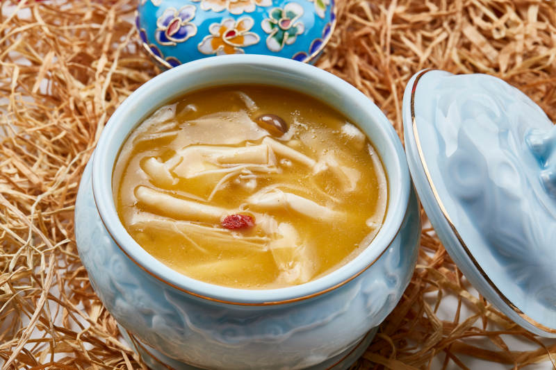 青瓷餐具装的浓汤杂菌佛跳墙图片