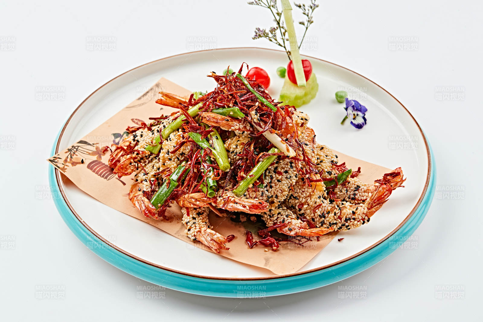 白色瓷盘装的油炸椒盐芝麻深海虾图片