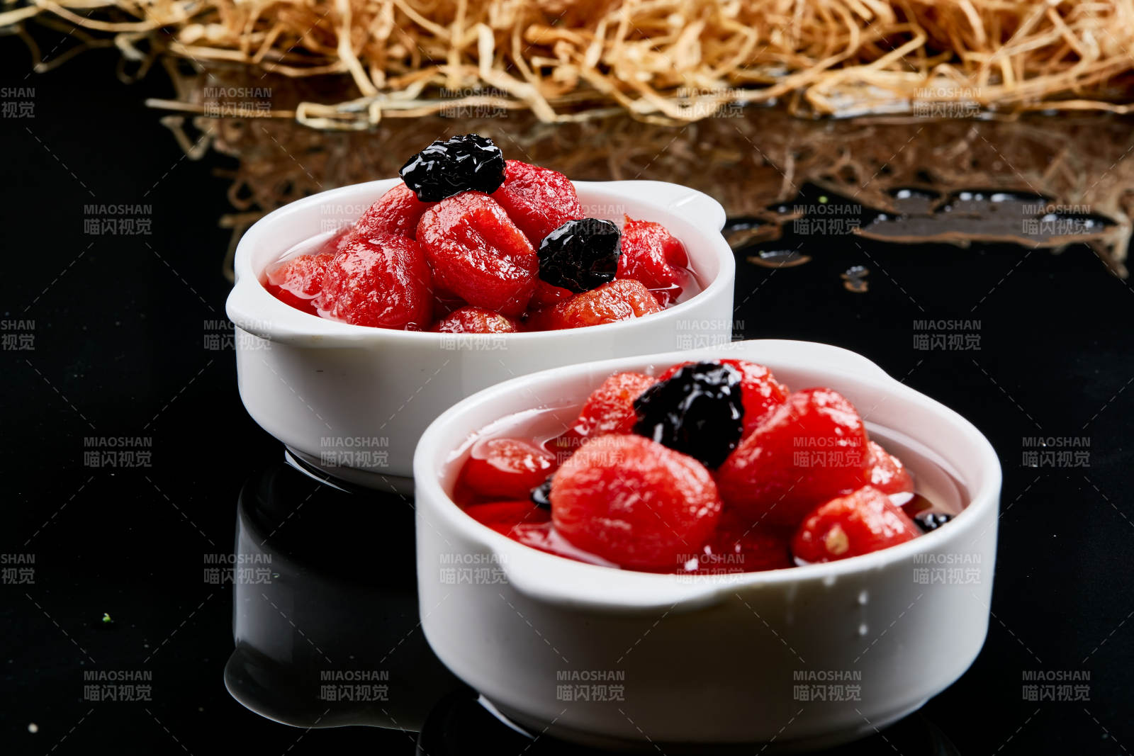 白色瓷碗装的腌渍糖水乌梅圣女果图片