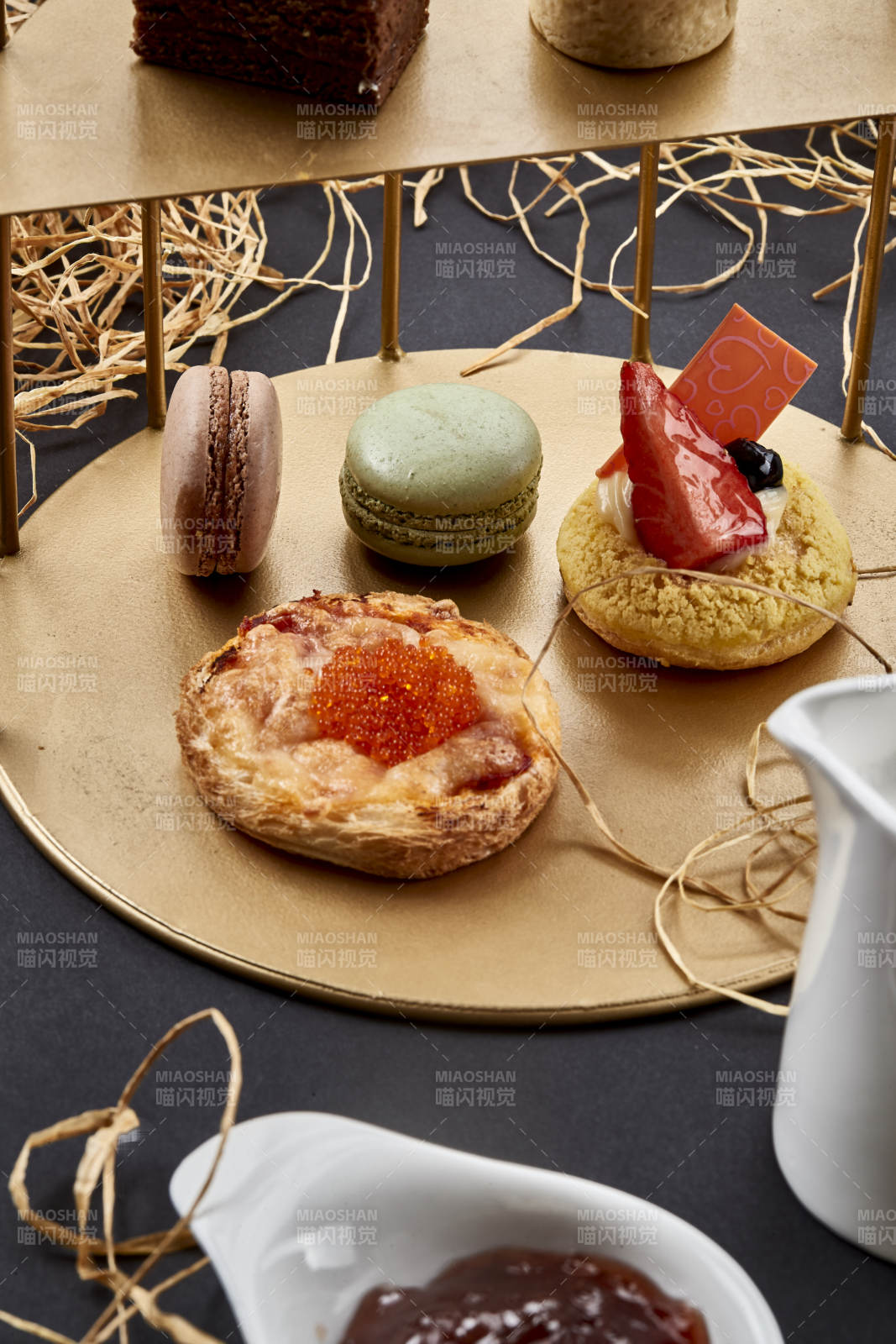 铺满一桌的精致美味英式下午茶图片