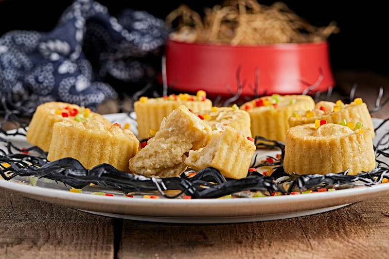 精美餐具装的烘焙土豆泥酥油小月饼图片