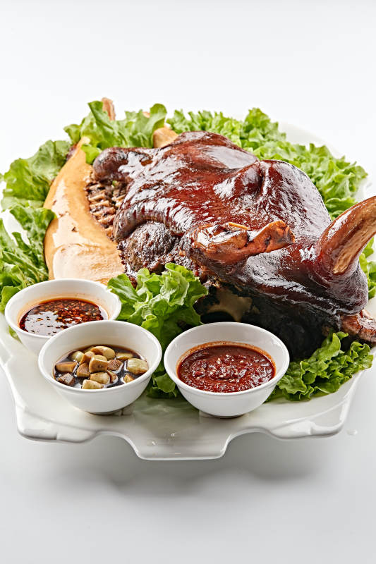 白色瓷盘装的蒙餐卤牛头图片