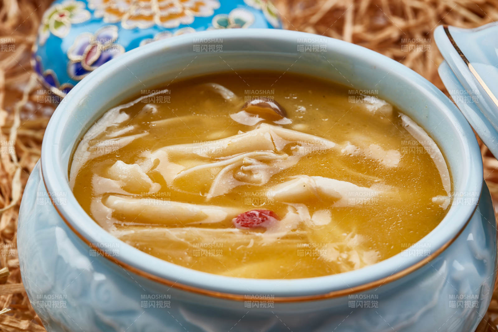 青瓷餐具装的浓汤杂菌佛跳墙图片