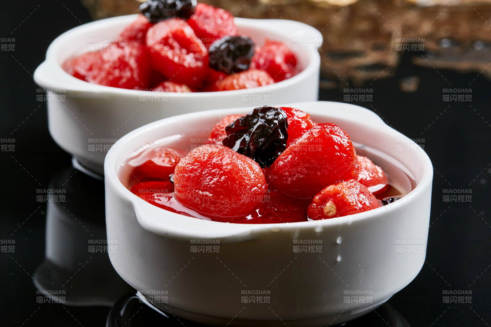 白色瓷碗装的腌渍糖水乌梅圣女果图片