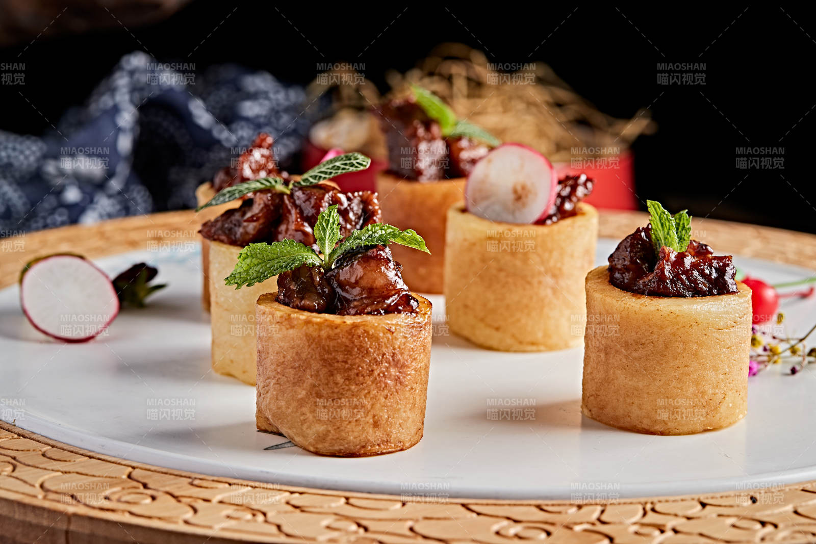 精美餐具装的精致酱烧脱骨牛肋图片