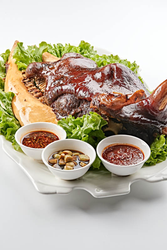 白色瓷盘装的蒙餐卤牛头图片