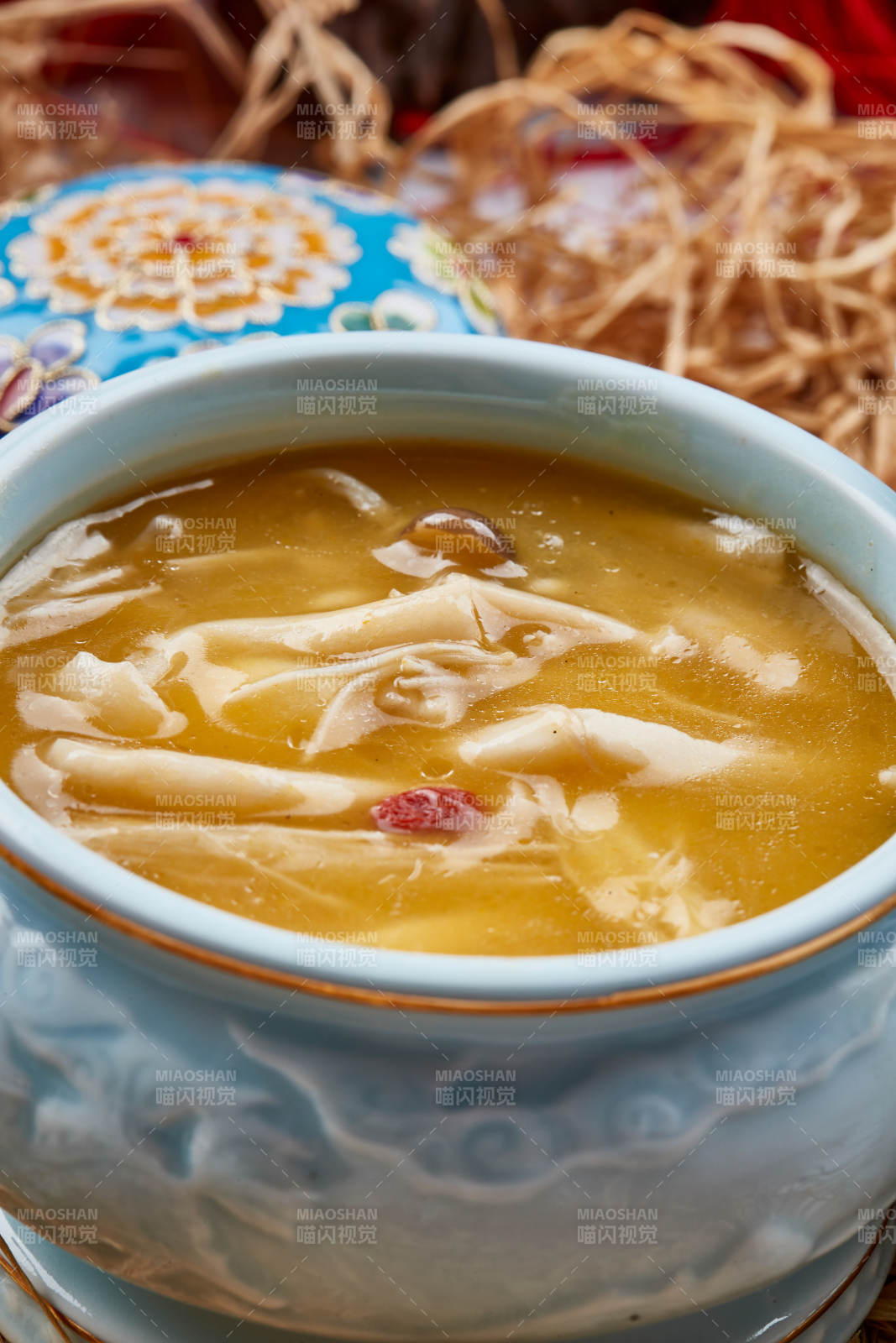 青瓷餐具装的浓汤杂菌佛跳墙图片