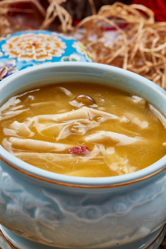 青瓷餐具装的浓汤杂菌佛跳墙图片