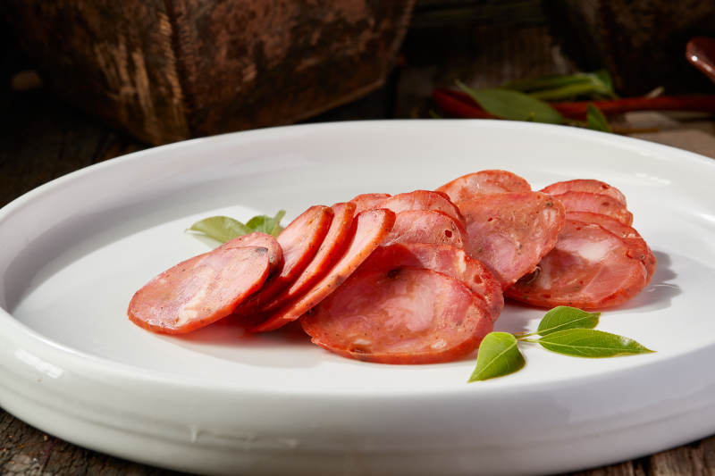 川味熏腊肠切片图片