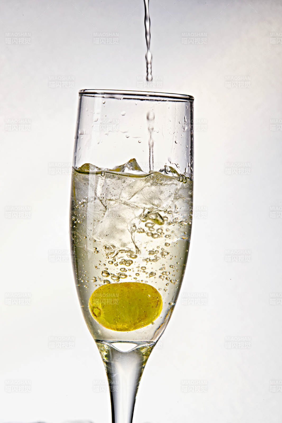 布满冰块的酒杯中的清凉白葡萄味预调酒图片