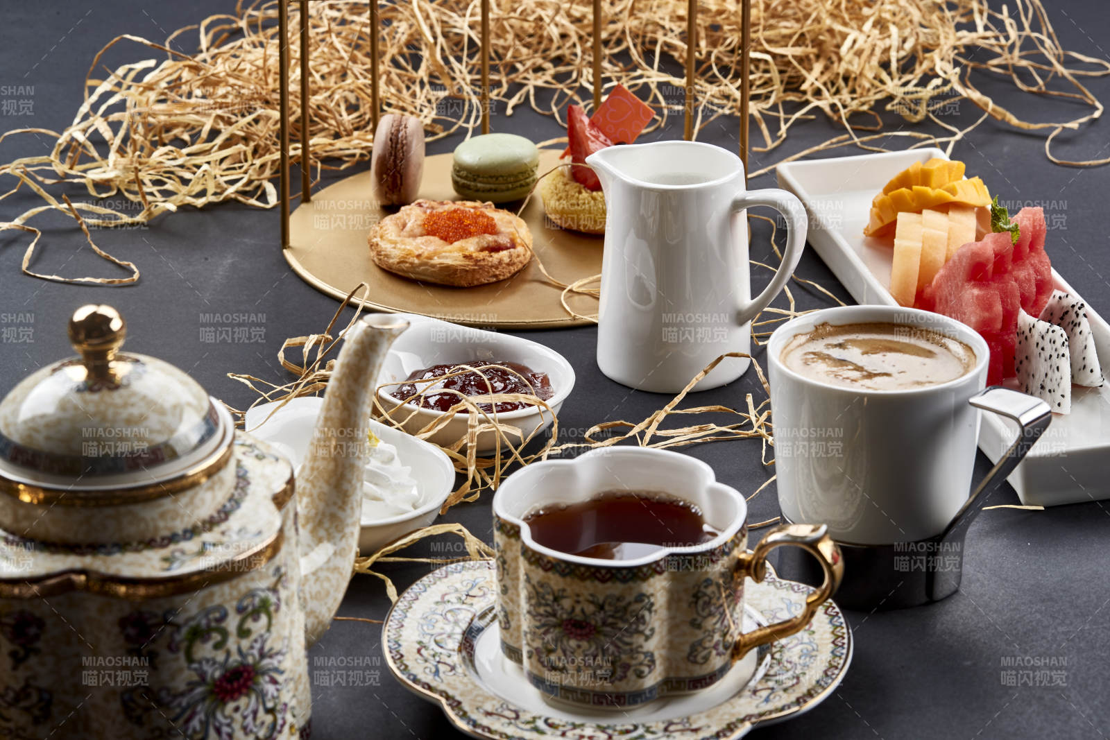 铺满一桌的精致美味英式下午茶图片