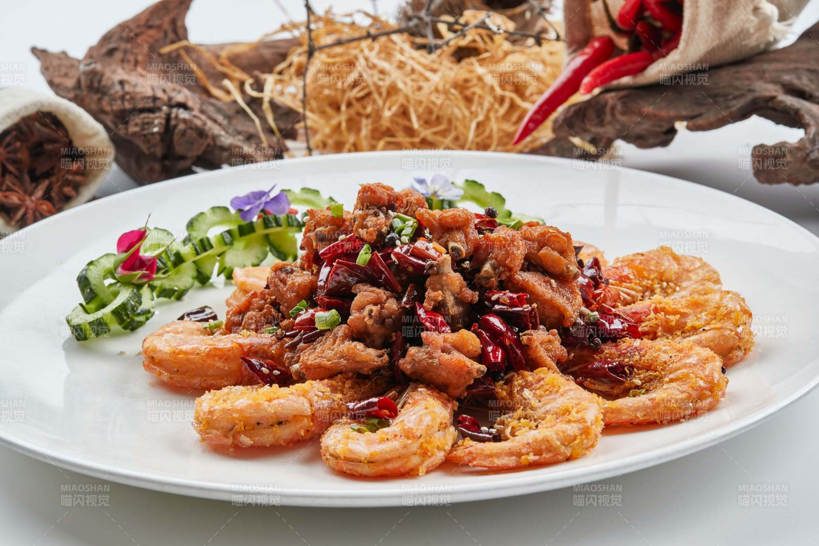 白色瓷盘装的香辣油炸鸡块开背虾图片