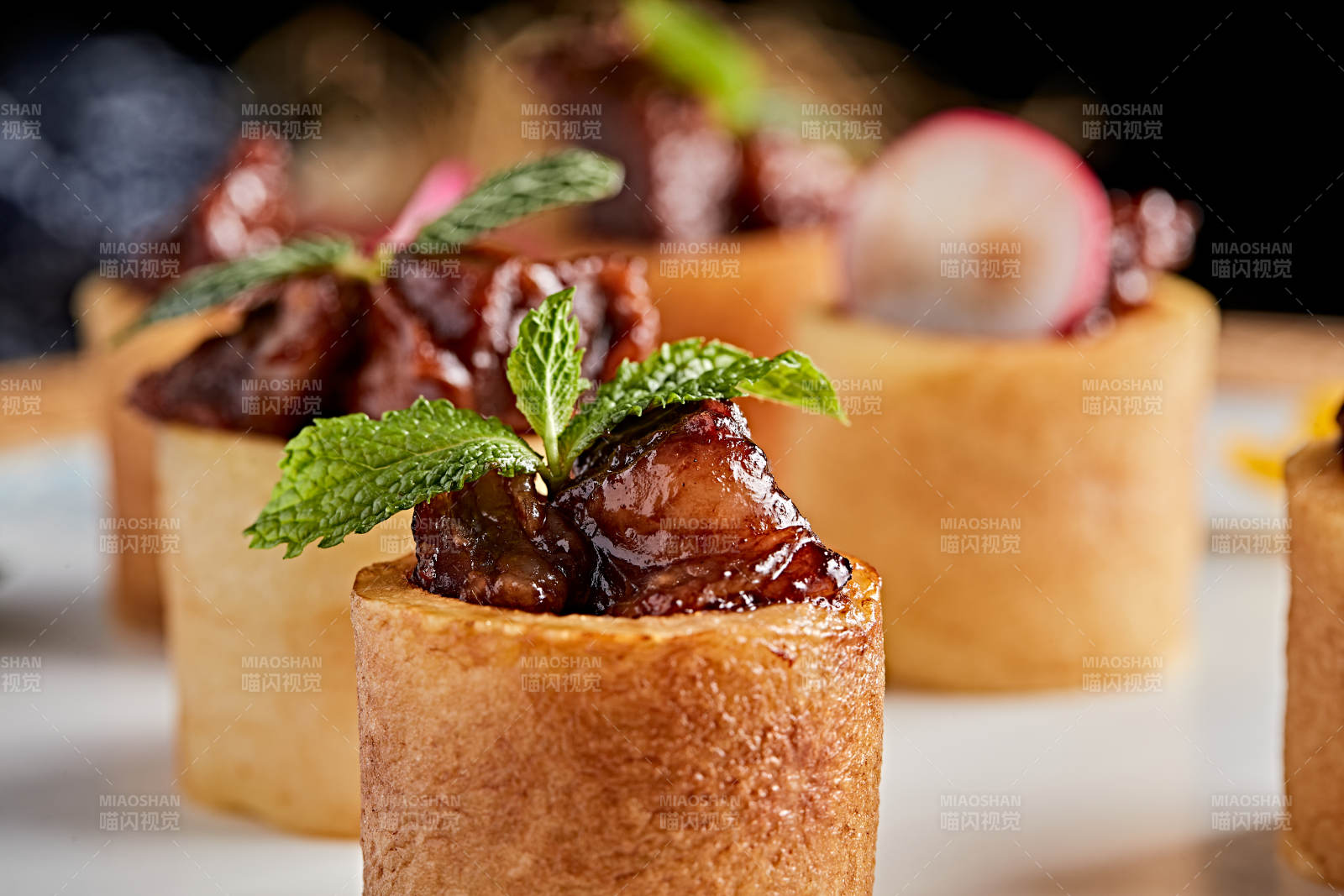 精美餐具装的精致酱烧脱骨牛肋图片