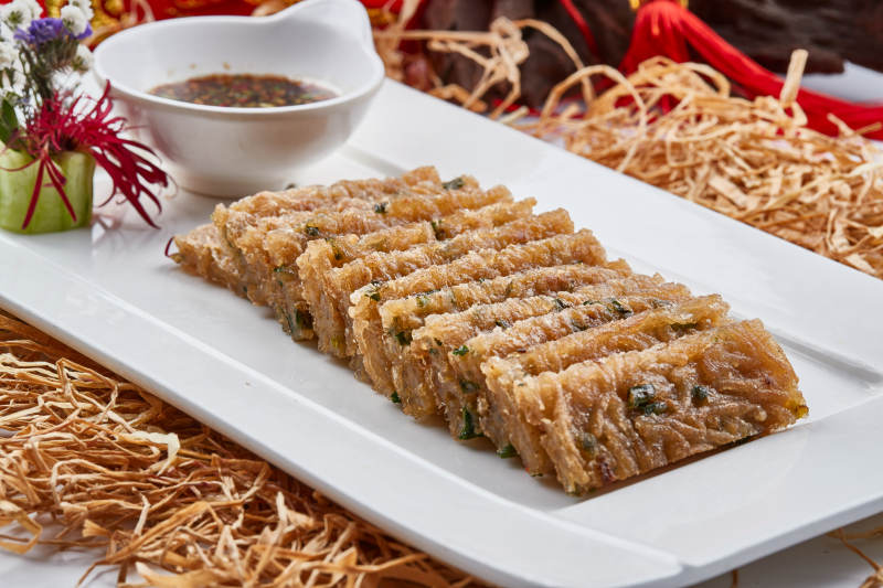 白色瓷盘装的的邯郸美食油炸杂粉皮图片