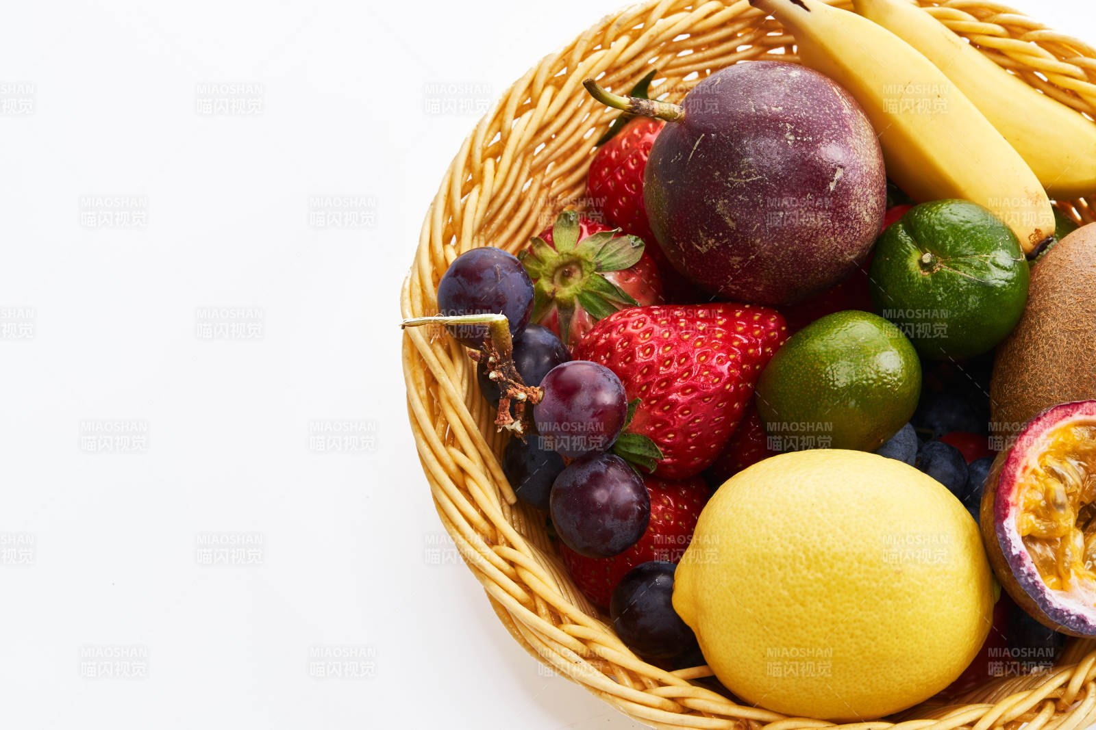 白色背景上摆放的新鲜水果篮图片