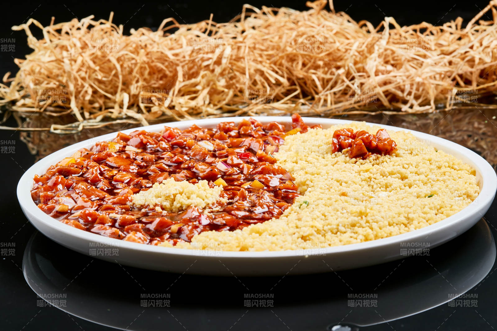 白色瓷盘装的肉酱金米乾坤八卦饭图片