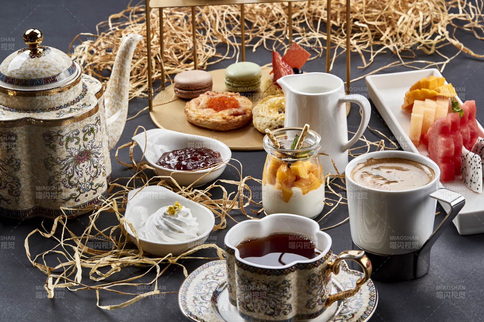 铺满一桌的精致美味英式下午茶图片