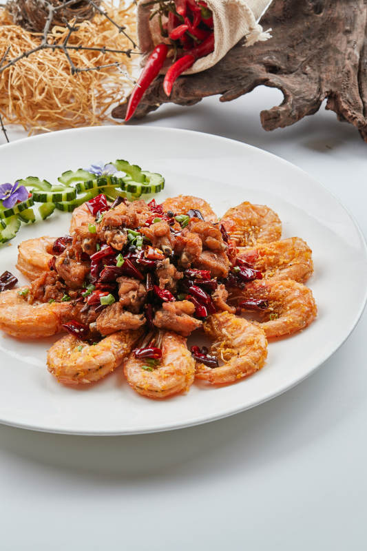 白色瓷盘装的香辣油炸鸡块开背虾图片