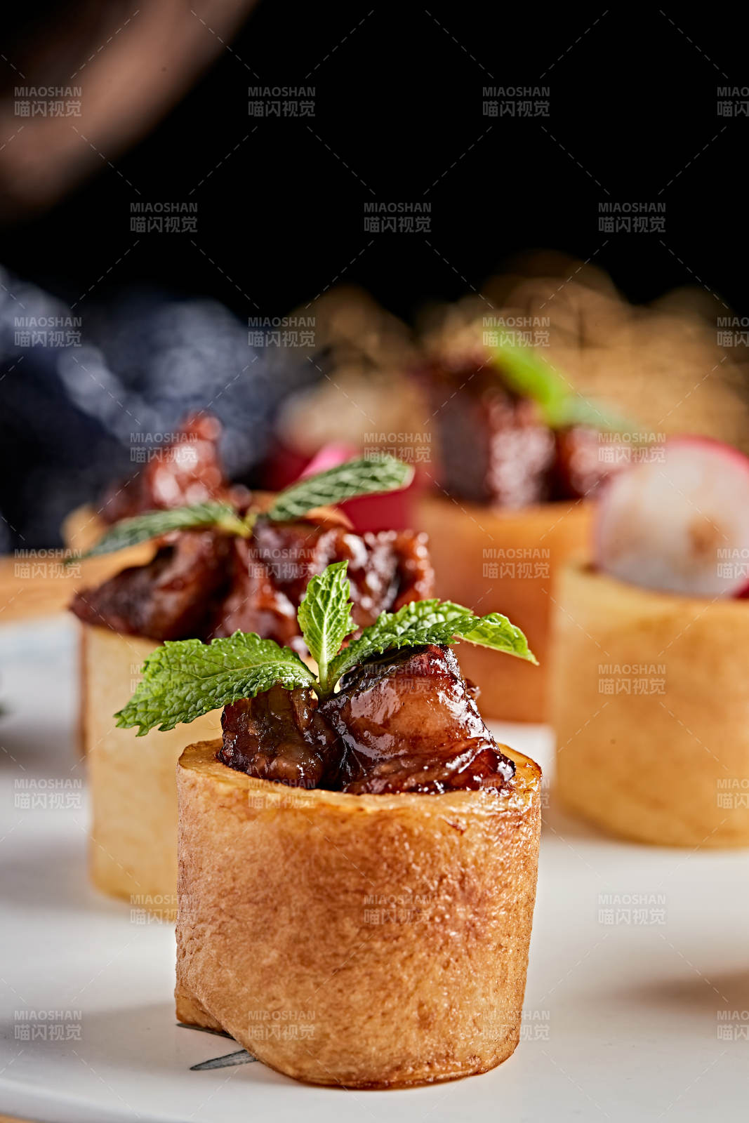 精美餐具装的精致酱烧脱骨牛肋图片